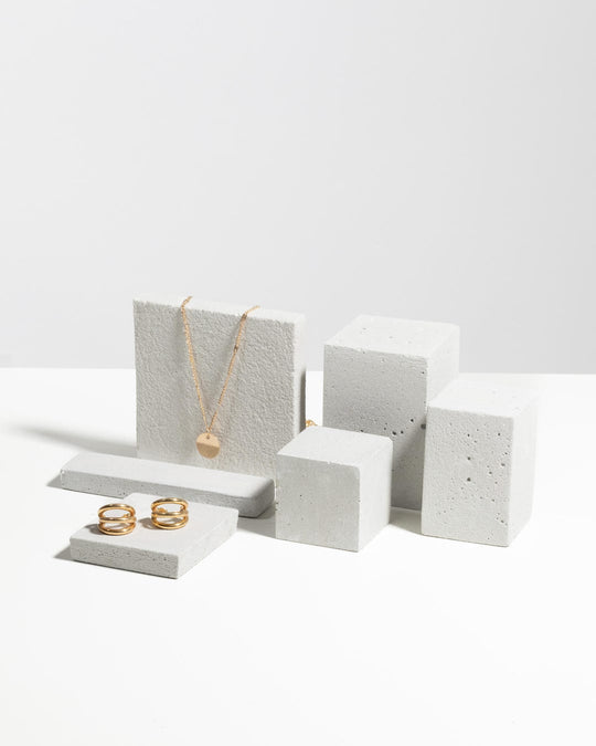 Set modulaire de six blocs de présentation en béton gris clair