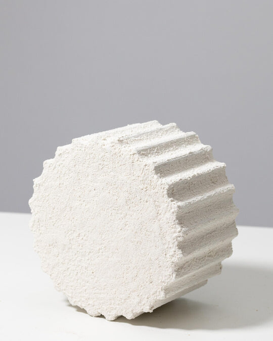 Socle colonne cannelée de présentation en blanc doux