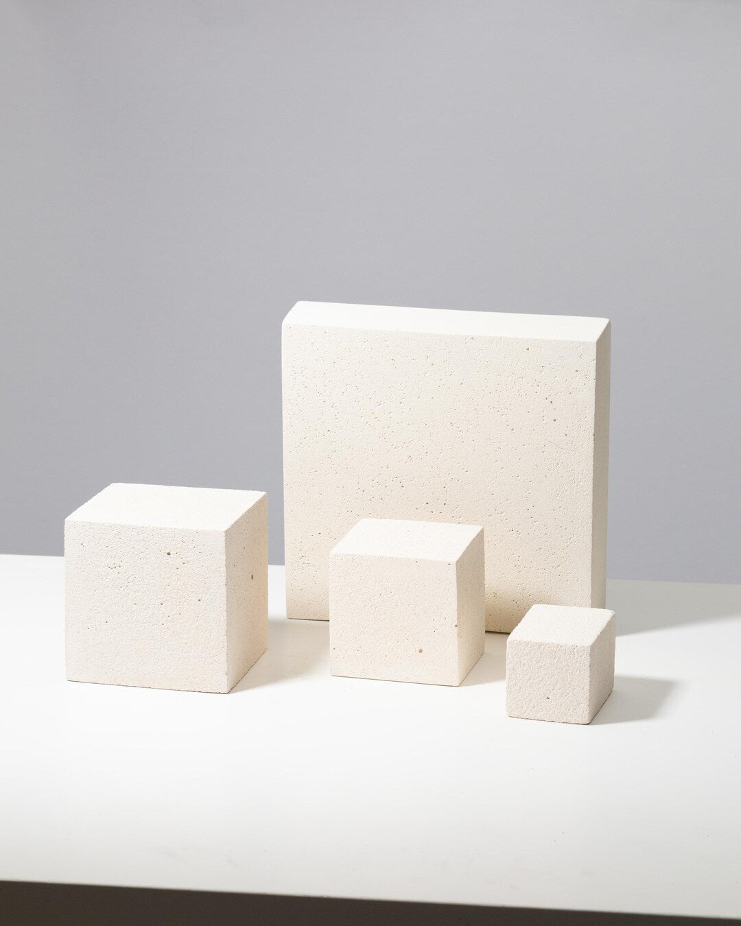 Set de quatre podiums de présentation texturés en blanc doux