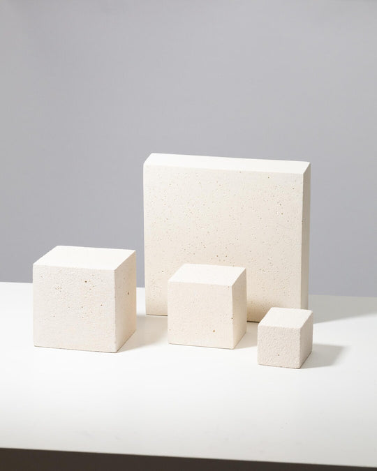 Set de quatre podiums de présentation texturés en blanc doux