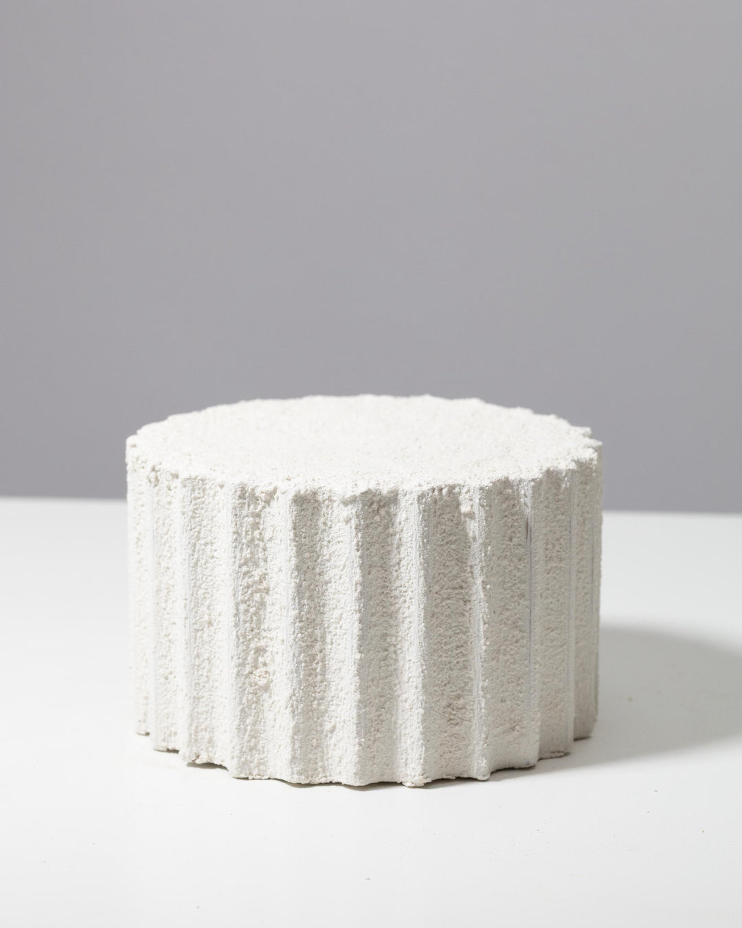 Socle colonne cannelée de présentation en blanc doux