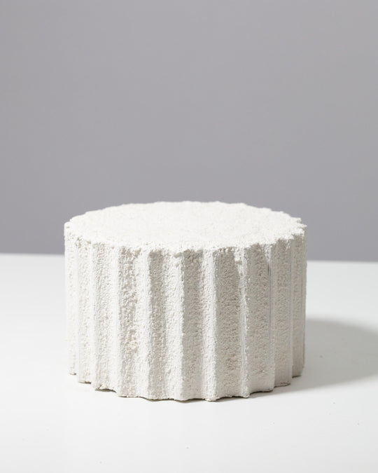 Socle colonne cannelée de présentation en blanc doux