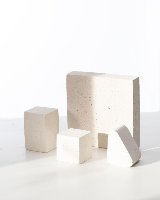 Set de quatre cubes texturés de présentation de bijoux en blanc cassé