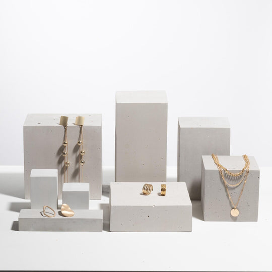 Set de neuf blocs de présentation de bijoux en gris et blanc