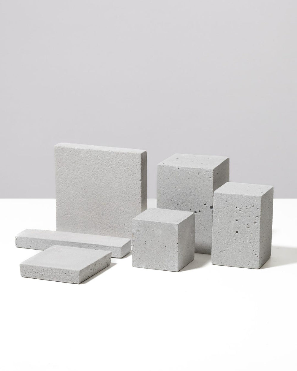 Set modulaire de six blocs de présentation en béton gris clair