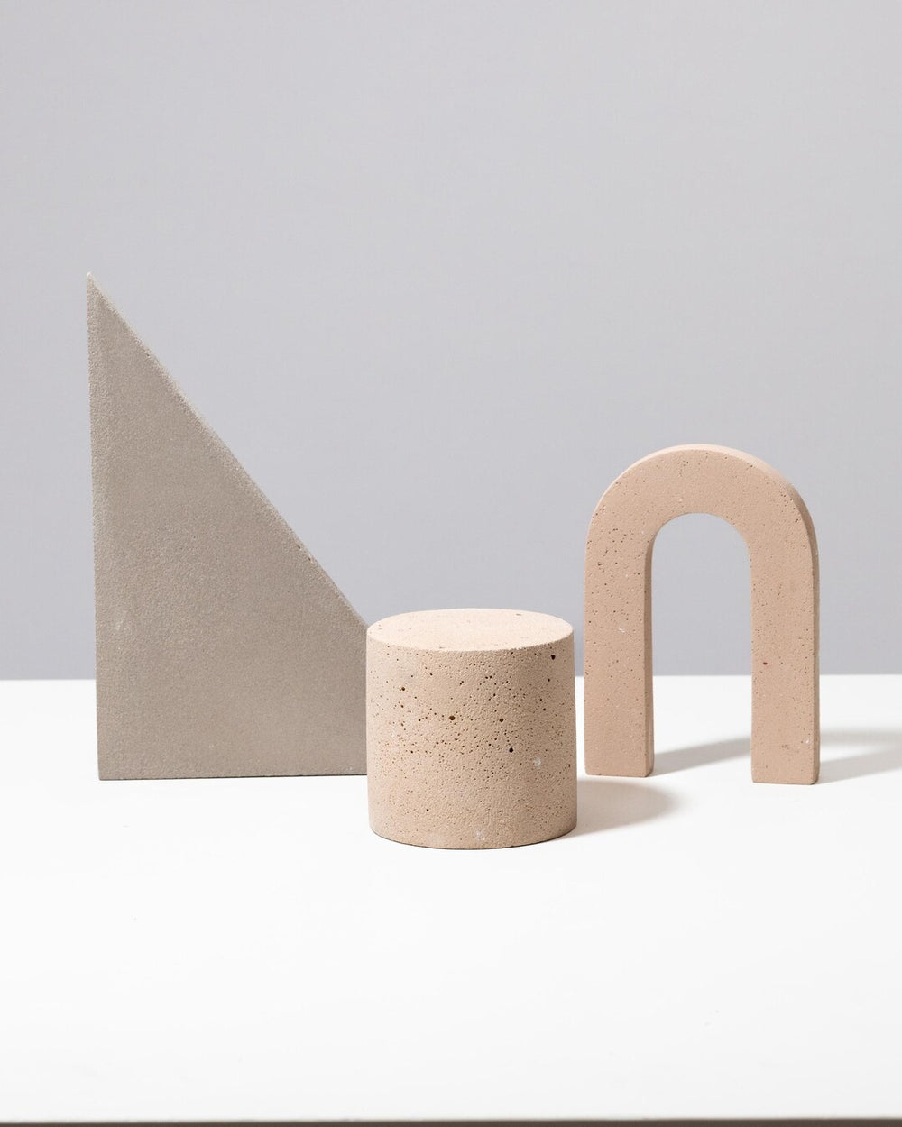 Set de trois formes de présentation : arche, cylindre et triangle