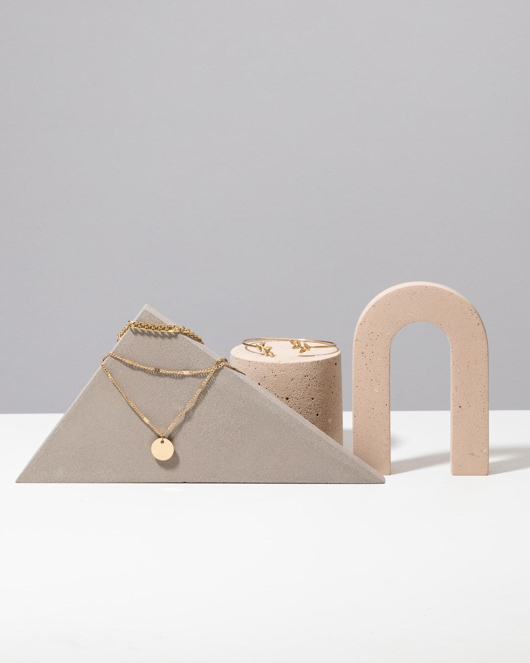 Set de trois formes de présentation : arche, cylindre et triangle