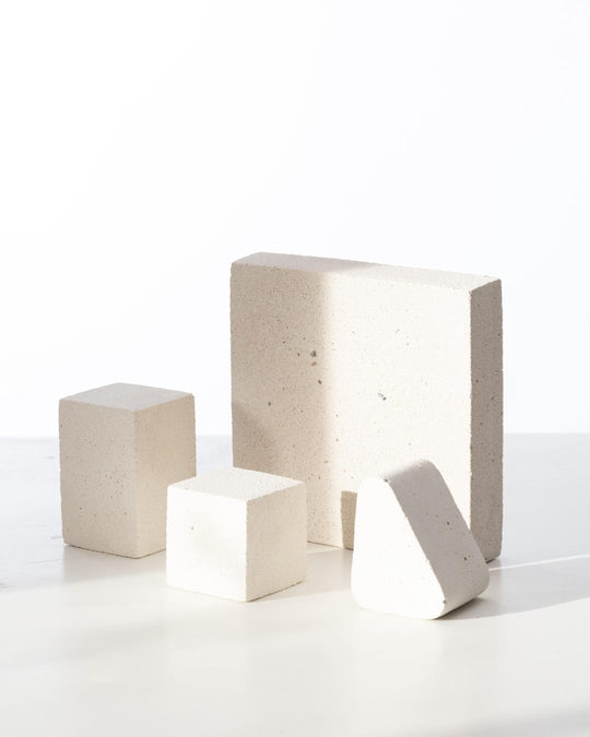 Set de quatre cubes texturés de présentation de bijoux en blanc cassé