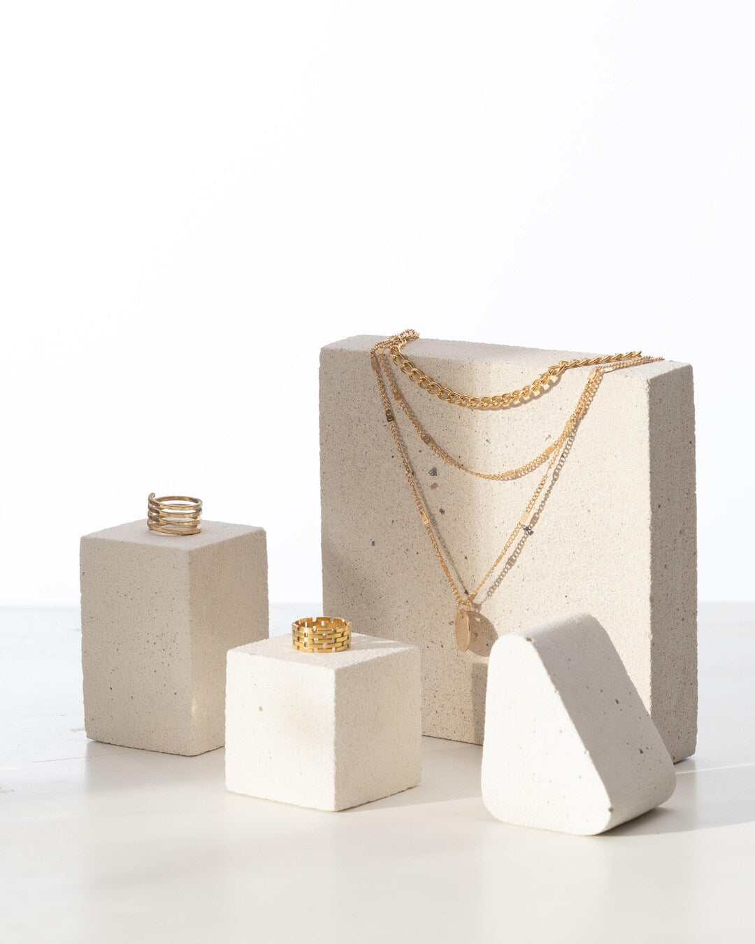 Set de quatre cubes texturés de présentation de bijoux en blanc cassé