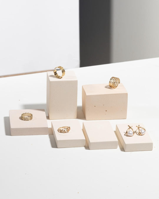 Set de six blocs de présentation de bijoux en béton beige clair