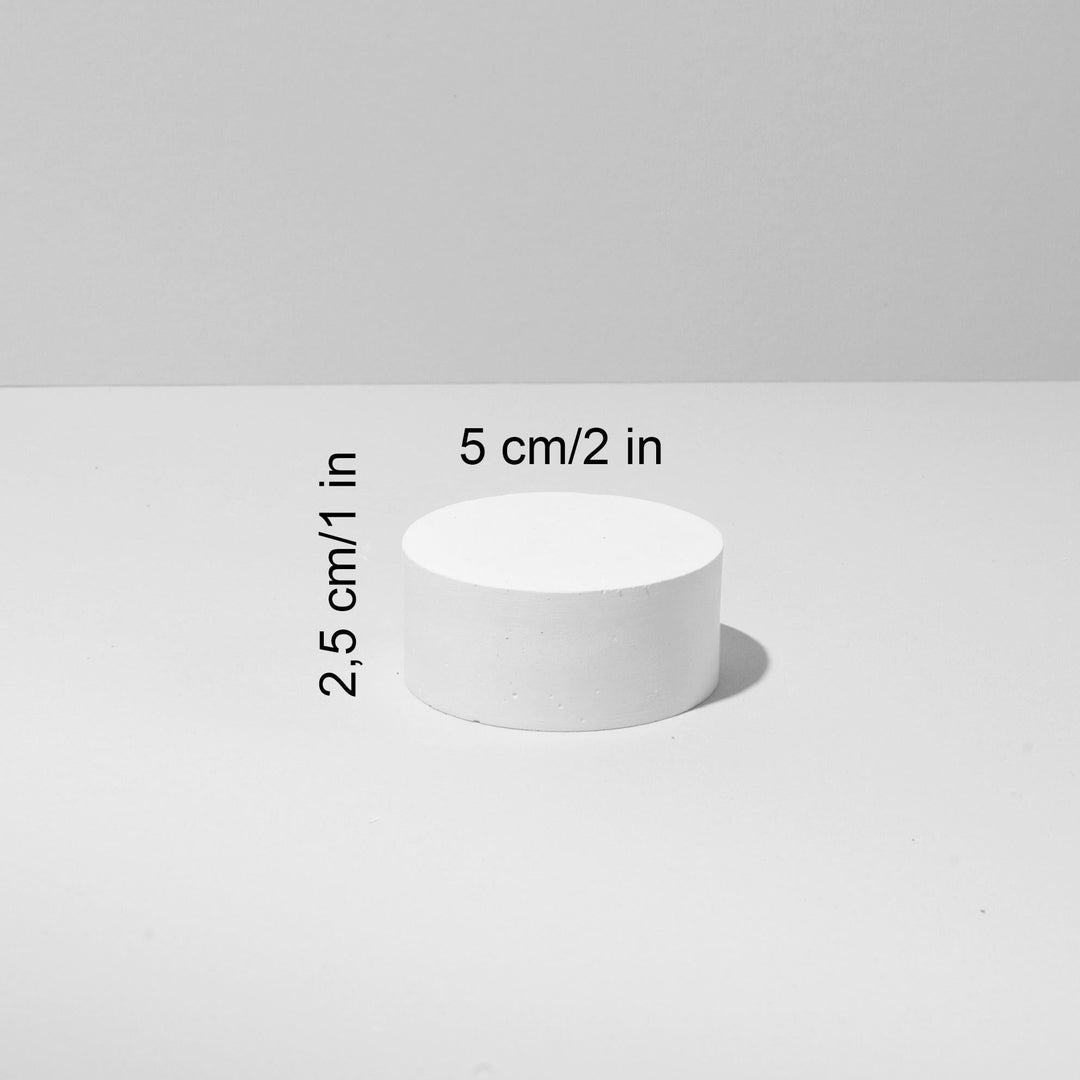 Small round display disc, approx. 5 cm diameter x 2.5 cm height / 2 x 1 in